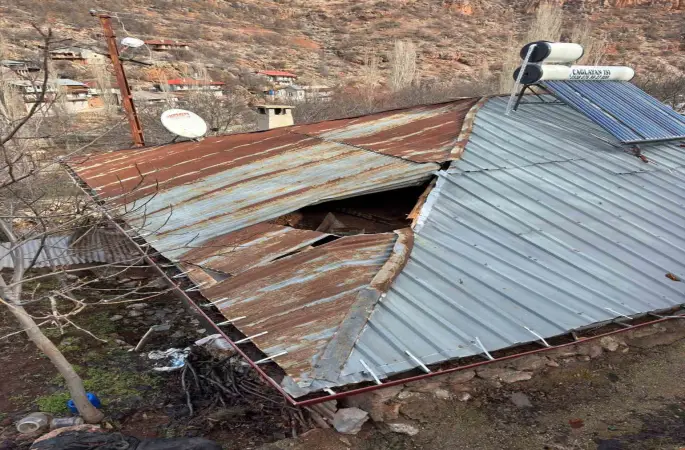 Konya’da dağdan kopan kaya parçası evin damına düştü
