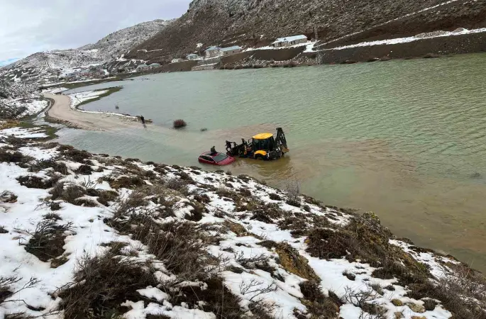 Konya’da göle dönen yayla yolunda araçta mahsur kalan aile kurtarıldı
