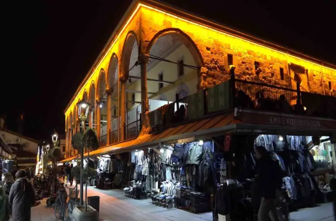 Konya’da Ramazan ayının son teravihinde camiler doldu
