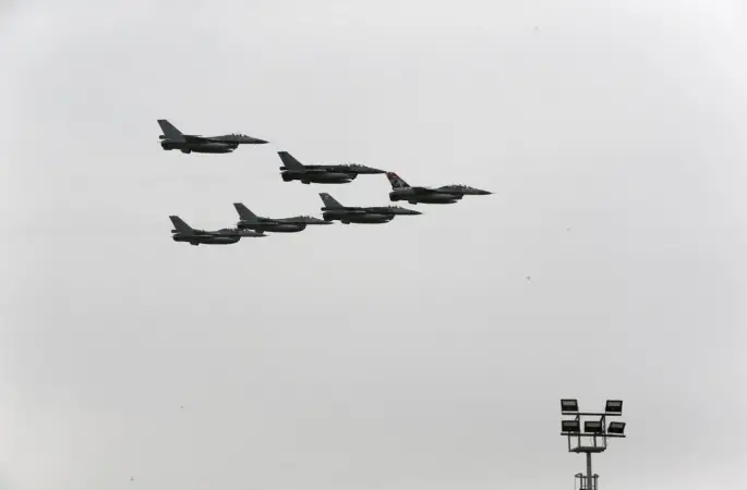 Konya’da SOLOTÜRK ve Türk Yıldızları’ndan öğrencilere 23 Nisan gösterisi
