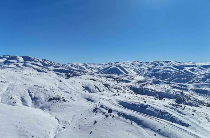 Konya’nın çatısında kar yağışı yüzleri güldürdü
