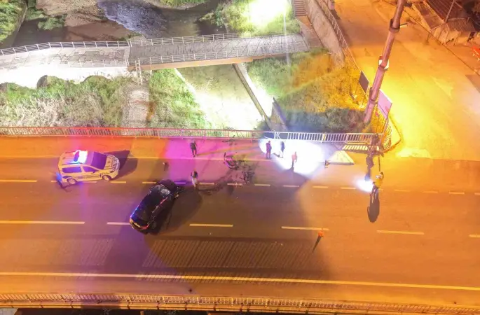 Köprü korkuluklarına çarpan otomobil hurdaya döndü: 3 yaralı
