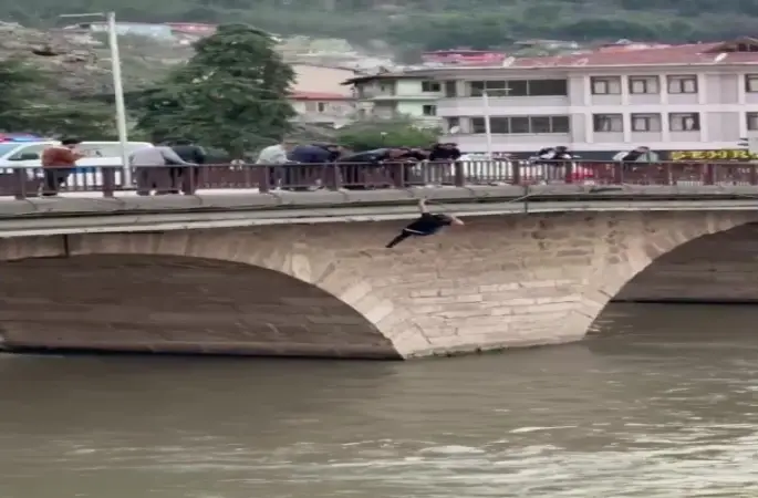 Köprüden nehre atlayan şahsı ekipler kurtardı: O anlar kamerada
