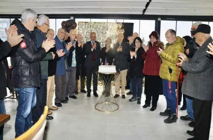 Körfez’in 75’lik çınarlarına sürpriz doğum günü