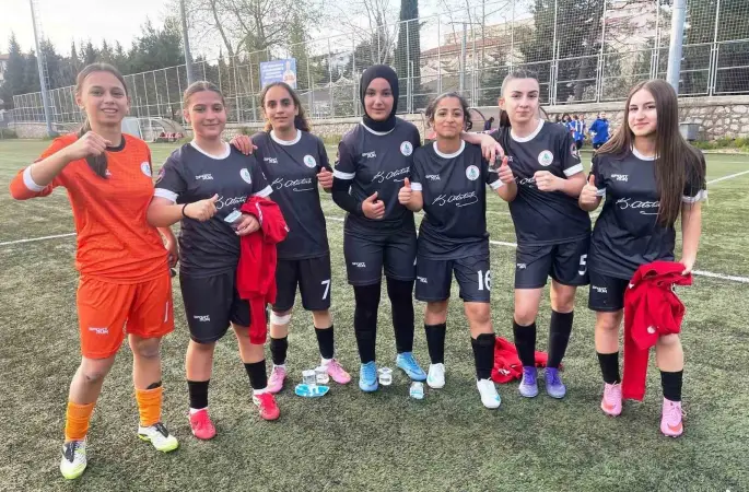 Körfez’in kız futbol takımlarından çifte galibiyet
