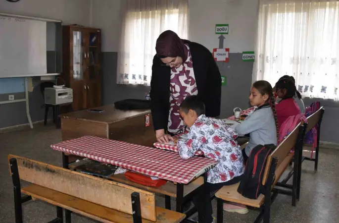 Köy okulunda 4 öğrencisini geleceğe hazırlıyor
