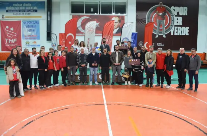 Köyceğiz’de ödüllü Floor Curling Turnuvası sona erdi

