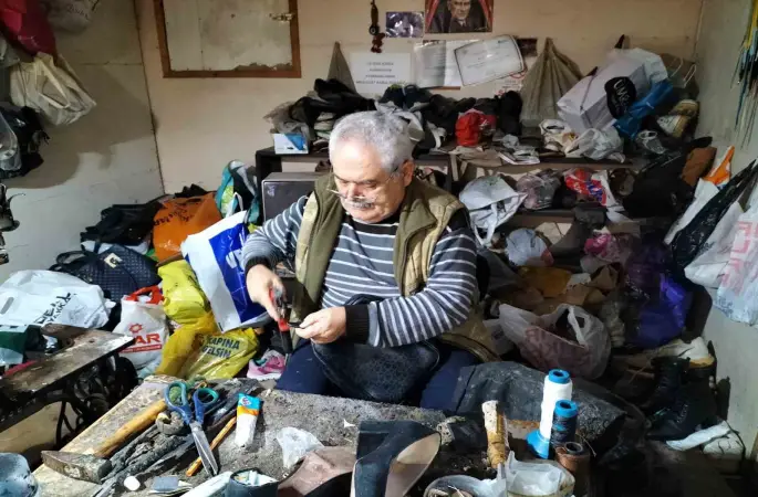 Köyceğiz’in son ayakkabı ustası, emekli oldu ama mesleğini bırakamadı

