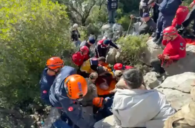 Koyunlarını otlatan yaşlı kadın düştüğü kayalıkların arasında 1 gün sonra bulundu
