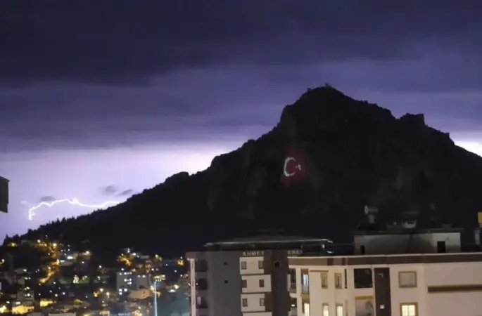 Kozan Kalesi’nde şimşekler görsel şölen oluşturdu
