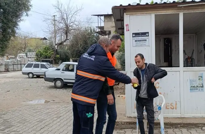 Kozan’da temizlik işçilerinden anlamlı bayramlaşma

