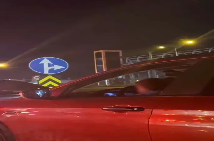 Kucağında çocukla araç kullanan sürücüye tepki yağdı
