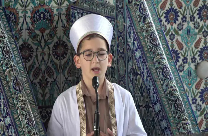 Küçük yaşta büyük an: 9 yaşında 3 bin kişiye ilk hutbesini okudu
