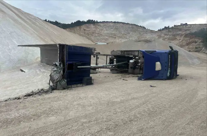 Kum boşaltırken devrilen kamyonda iş kazası: 1 yaralı
