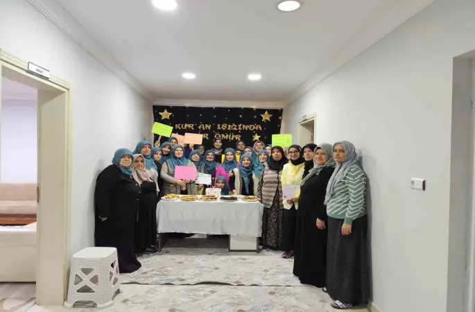 Kur’an okumayı öğrenen kadınlar için program yapıldı
