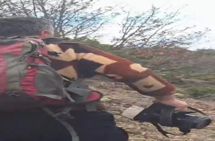 Kuş gözlemi için çıktığı arazide ayı ile karşı karşıya kaldı... Korku dolu anlar kamerada
