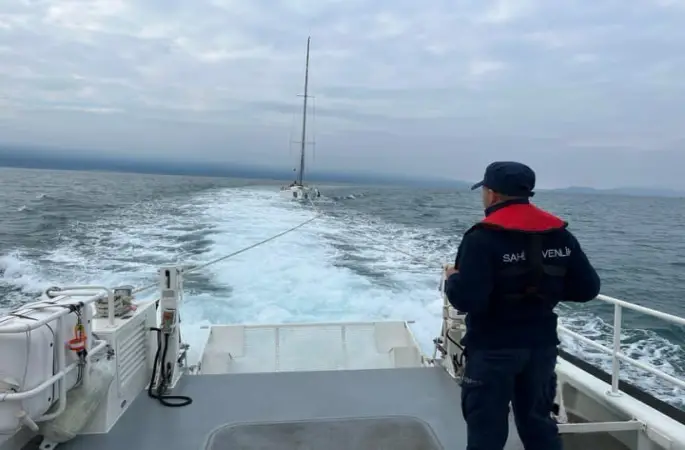 Kuşadası açıklarında motoru bozulan tekne kurtarıldı
