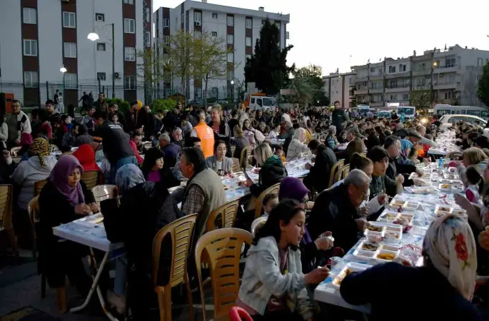 Kuşadası Belediyesi’nden Ramazan ayı boyunca 18 bin kişilik iftar yemeği
