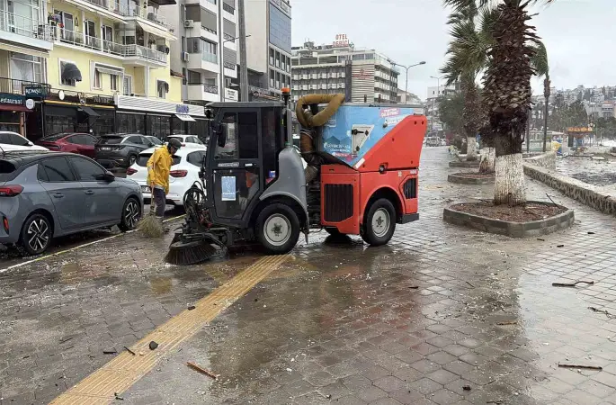 Kuşadası Belediyesi’nden sağanak ve fırtına mesaisi
