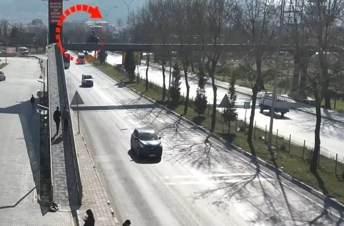 Kütahya İl Emniyet Müdürlüğü’nden motosiklet sürücülerine yaya üst geçidi uyarısı
