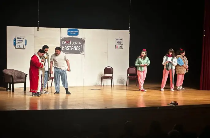 Kütahya’da "Keçileri Kaçırıyorum" oyunu tiyatroseverlerle buluştu
