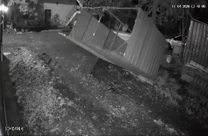 Kuvvetli fırtınanın tavuk kümesini uçurduğu o anlar kamerada
