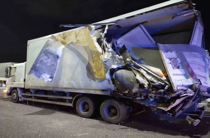 Kuzey Marmara Otoyolu’nda yolcu otobüsü tıra çarptı: 10 yaralı
