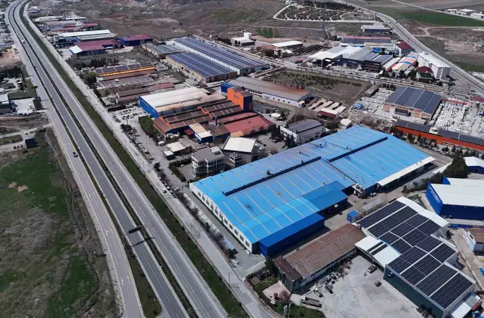 Leylekler yuvaya döndü, fabrikada üretime ara verildi
