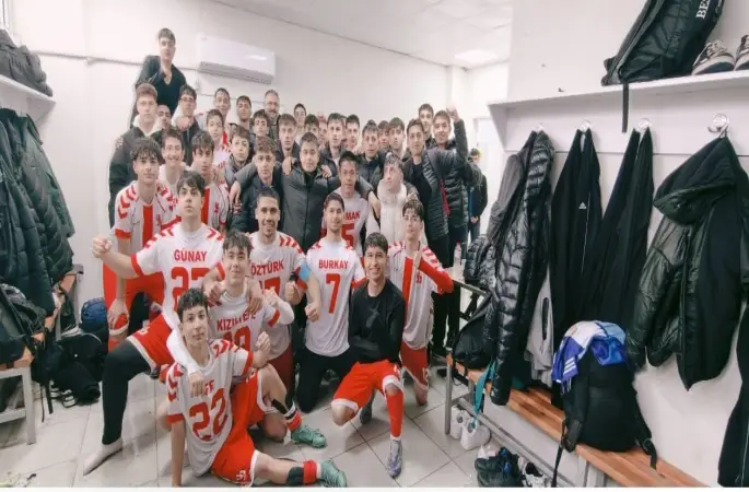 Liselilerin kavga çıkan maçında centilmenlik kazandı
