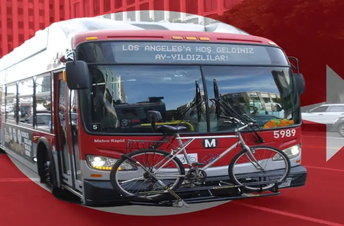 Los Angeles’taki otobüslere "Hoş geldiniz Ay Yıldızlılar" yazıldı
