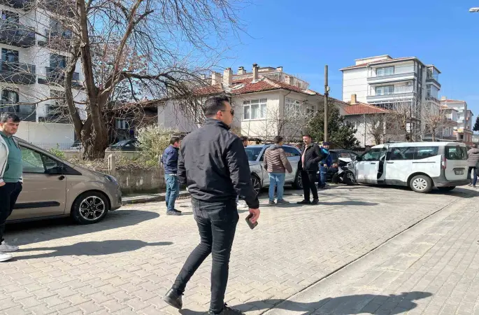Lüleburgaz’da ticari araç park halindeki otomobillere çarptı
