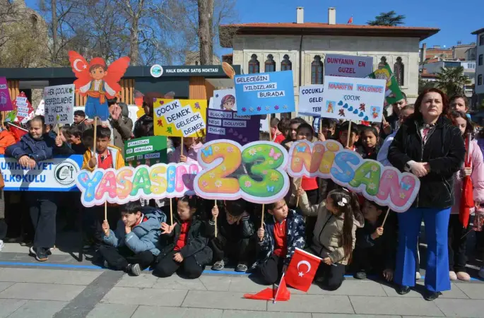 "Maarifin Kalbinde Çocuk"  kortej yürüyüşü
