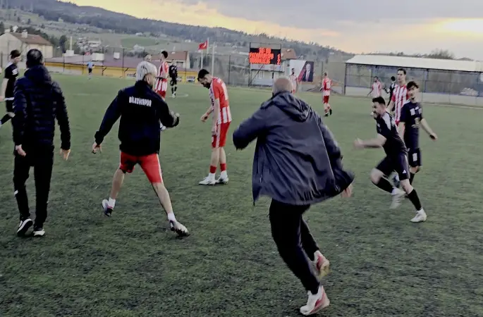 Maç sonunda saha içi bir anda ringe döndü
