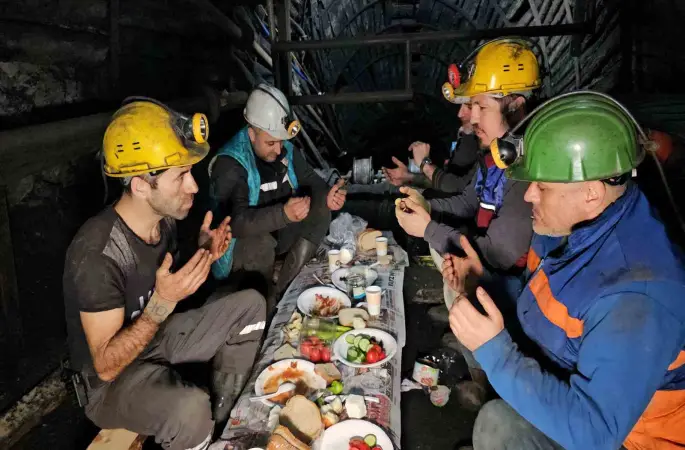 Madencilerin yerin 120 metre altında ilk sahur heyecanı
