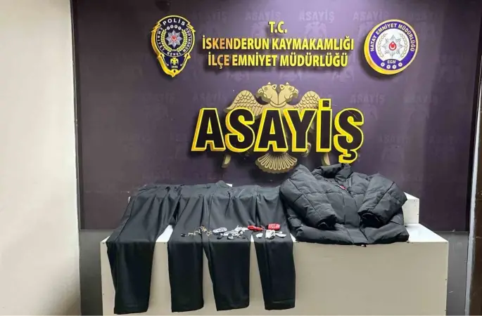 Mağazada ürünlerin alarmlarını tornavida ile sökerken yakalandı
