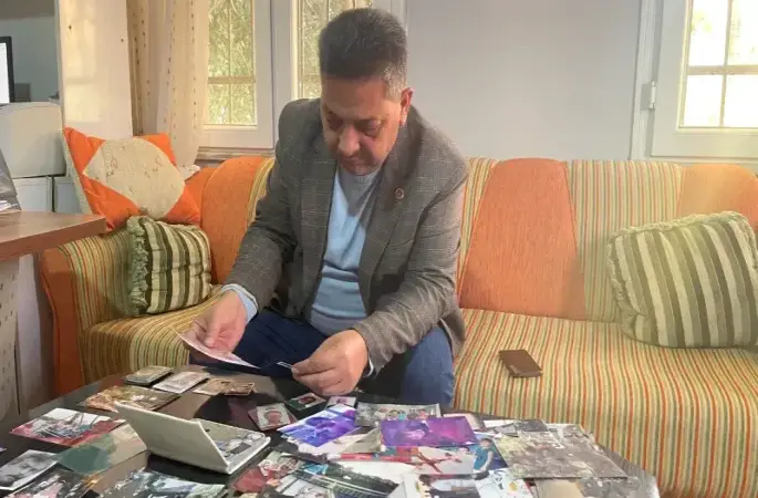 Mahalle muhtarı enkazdan çıkan hatıraların sahiplerini arıyor