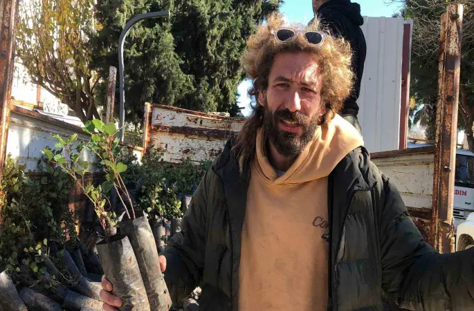 Mahalle muhtarından Datça’ya 2 bin harnup fidanı
