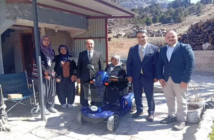 Mahalleli birleşti, engelli kadına akülü tekerlekli sandalye aldı
