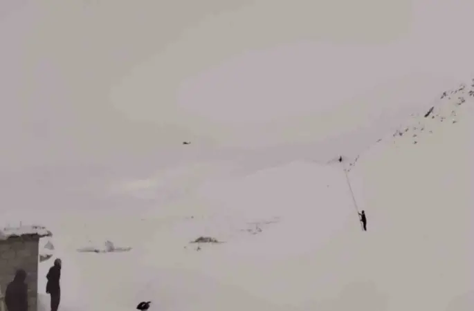 Mahsur kalan hastayı almaya giden helikoptere bez sallayarak yol gösterdi
