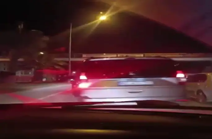 Makas atan araç trafikte tehlike oluşturdu
