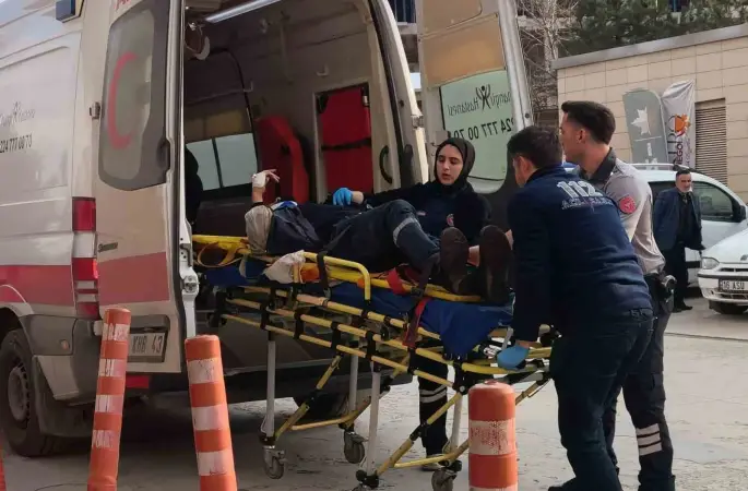 Makineye sıkışan işçi ağır yaralandı
