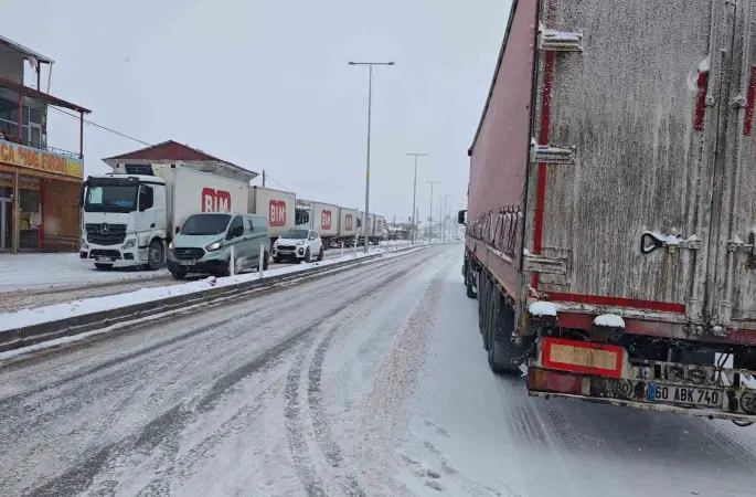 Malatya’da kar yağışı ulaşımı aksattı

