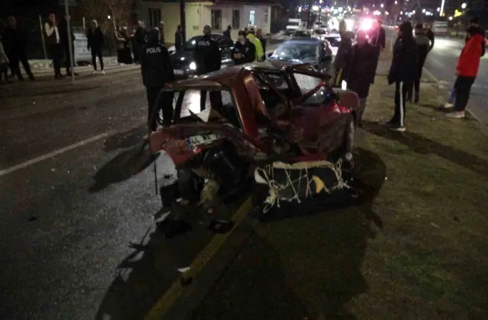 Malatya’da otomobilin çarptığı TOFAŞ kağıt gibi ezildi: 3 yaralı
