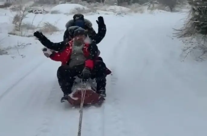 Malatya’da traktör arkasında karda ’sörf’
