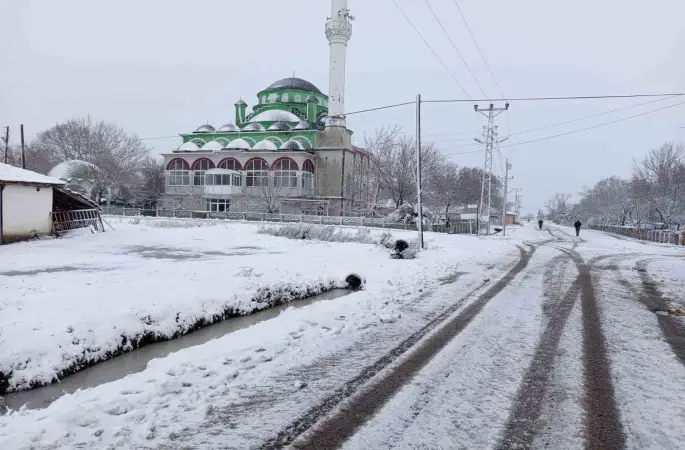 Malkara beyaza büründü : Kar yağışı etkili oluyor
