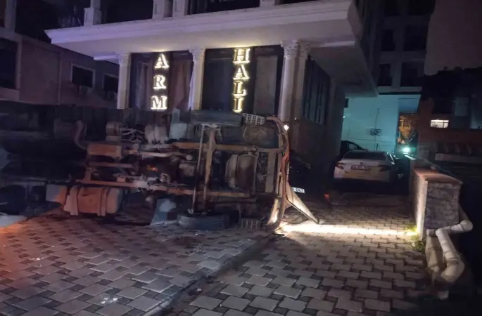 Maltepe’de moloz yüklü kamyonet otomobilin üzerine devrildi
