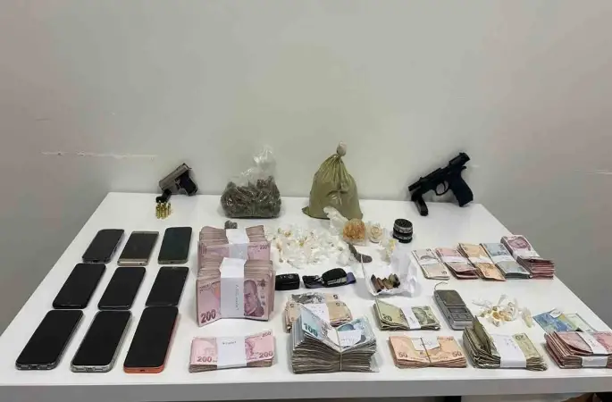 Maltepe’de zula evine operasyon: Kilolarca uyuşturucu ve nakit para ele geçirildi
