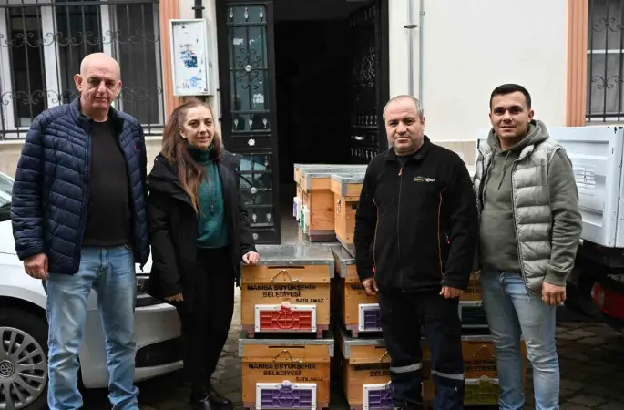 Manisa Büyükşehir’den sel mağduru arıcıya kovan desteği
