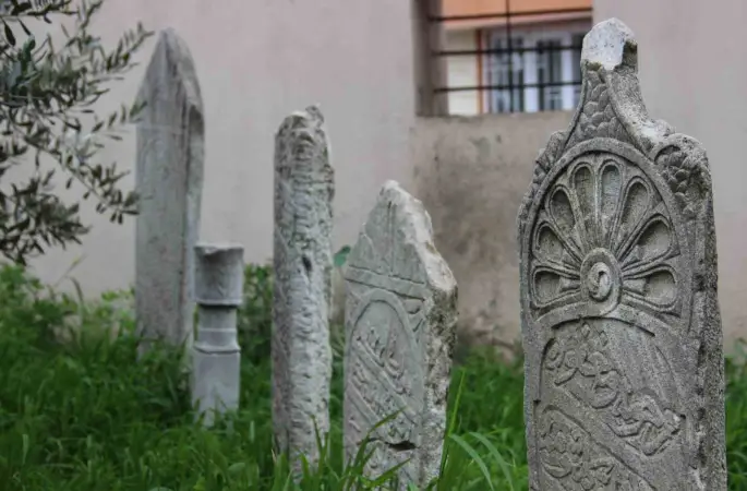 Manisa’da 500 yıllık hazireye saygısızlık

