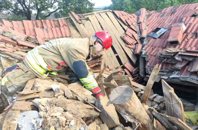 Manisa’da kerpiç ev çöktü: 1 yaralı
